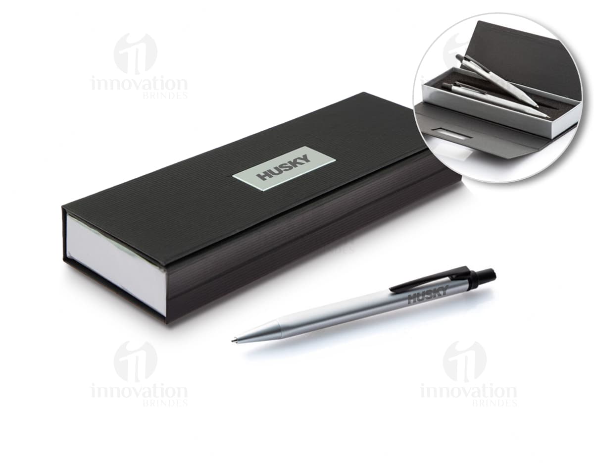 Conjunto caneta e lapiseira de metal para escritório e estudo. Design moderno em metal cromado, ideal para uso pessoal ou profissional. Adquira já!

Também é importante lembrar que o texto ALT é uma descrição alternativa da imagem para pessoas com deficiência visual, por isso é importante ser o mais descritivo possível.