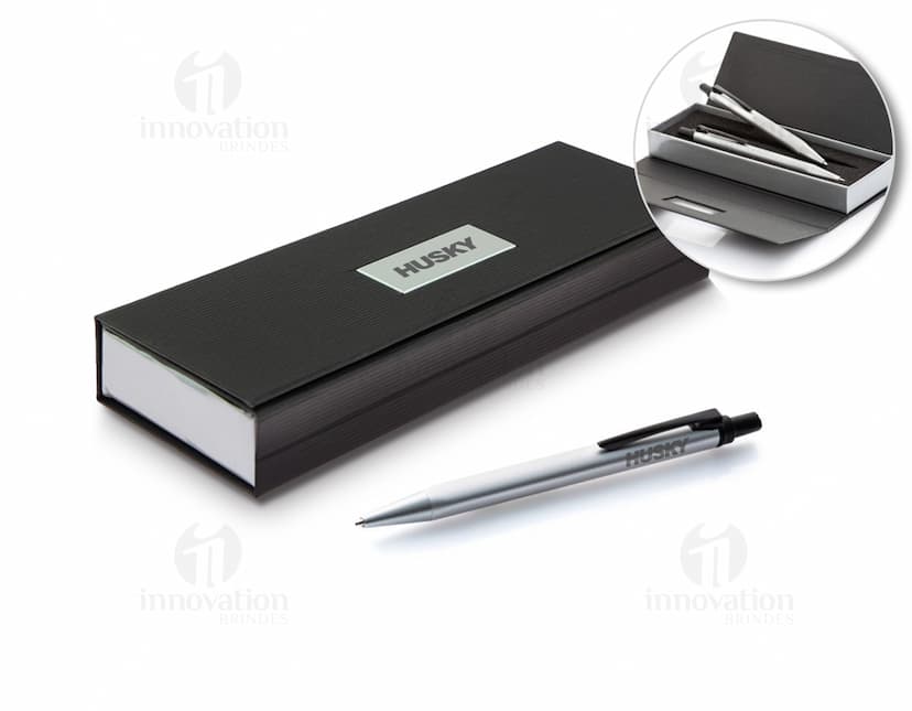 Conjunto caneta e lapiseira de metal para escritório e estudo. Design moderno em metal cromado, ideal para uso pessoal ou profissional. Adquira já!

Também é importante lembrar que o texto ALT é uma descrição alternativa da imagem para pessoas com deficiência visual, por isso é importante ser o mais descritivo possível.