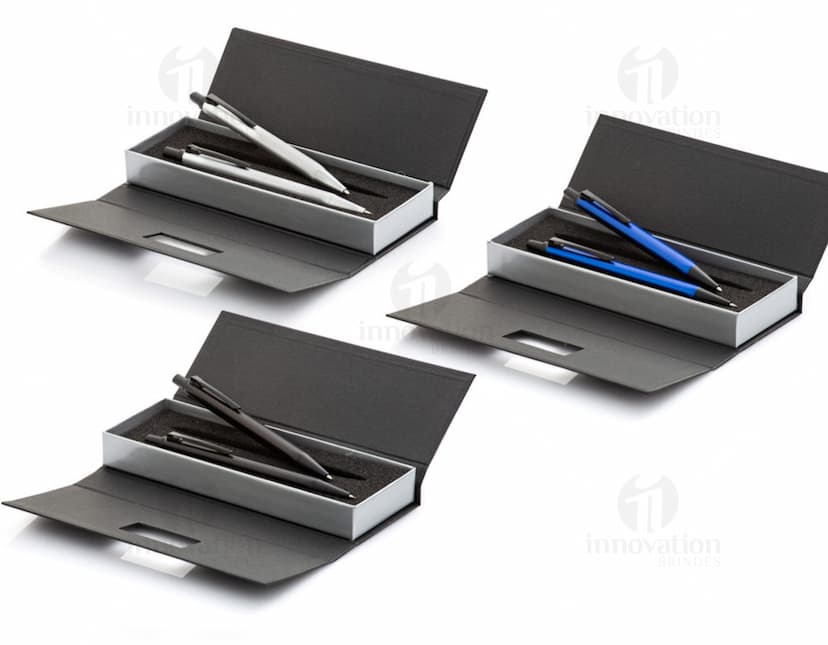 Conjunto de caneta e lapiseira de metal para escritório e estudos. Com design moderno e elegante, feito para proporcionar conforto e precisão na escrita. Ideal para quem busca qualidade e praticidade. Garanta já o seu! #brindes #caneta #lapiseira #metal #escritório #estudos