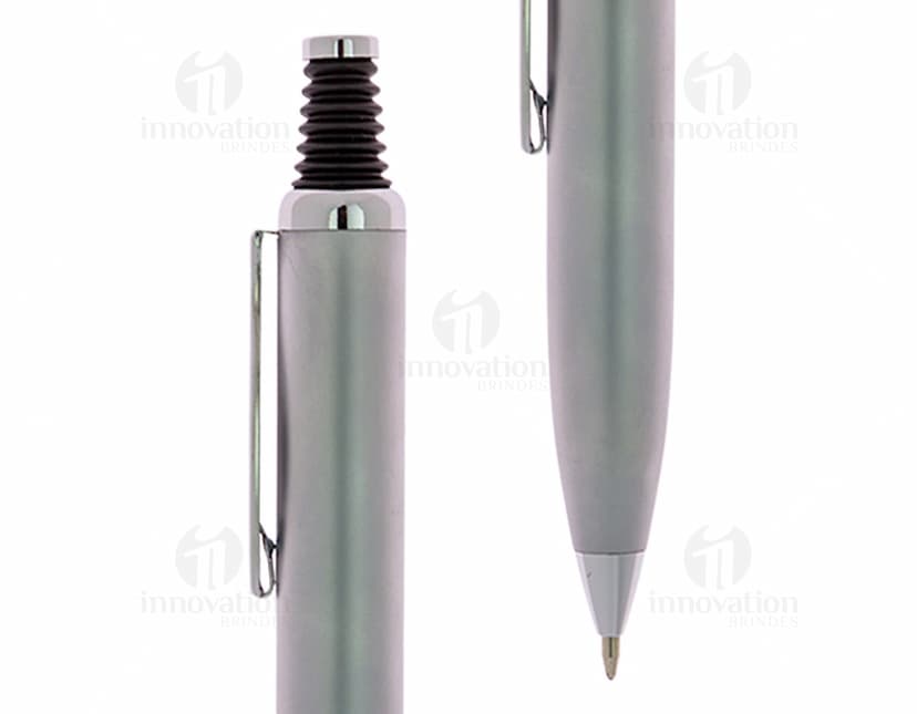 Mini caneta de metal prateada, objeto de escrita com ponta de metal, fecho e detalhes em metal cromado.