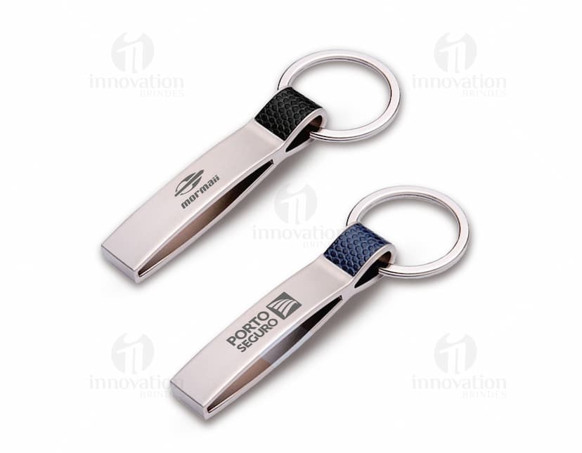 Chaveiro de metal resistente e elegante para brindes corporativos. Perfeito para carregar suas chaves com segurança e estilo. Ótima opção de brinde promocional.