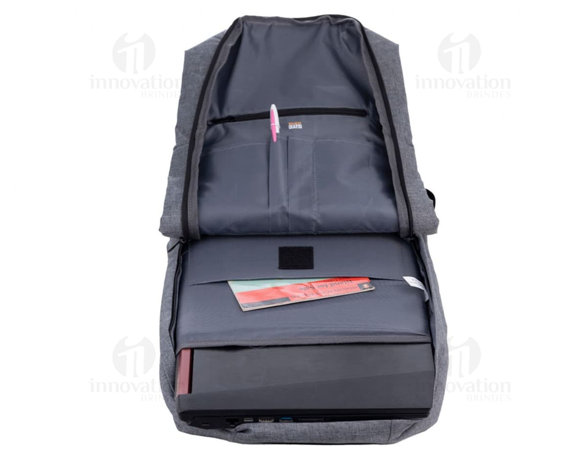 Mochila para notebook com bloqueio: transporte seu equipamento com segurança e estilo. Ideal para viagens de negócios e trabalho, essa elegante mochila de couro preta possui compartimento acolchoado e fecho com zíper. Prática e moderna, garante proteção para seu laptop durante o trajeto. Essencial para o sucesso financeiro e profissional. Adquira já a sua!