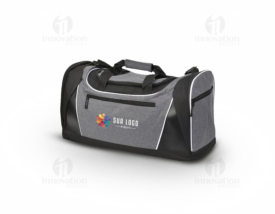 Mala esportiva de poliéster 300D com bolso em tecido resistente e durável, ideal para transportar roupas e acessórios. O design casual e moderno conta com fecho de zíper, detalhes em metal prateado e costuras reforçadas. Perfeita para viagens, academia ou uso no dia a dia.