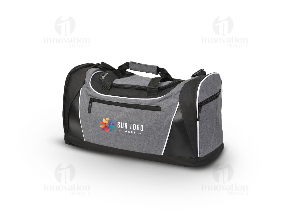 Mala esportiva de poliéster 300D com bolso em tecido resistente e durável, ideal para transportar roupas e acessórios. O design casual e moderno conta com fecho de zíper, detalhes em metal prateado e costuras reforçadas. Perfeita para viagens, academia ou uso no dia a dia.
