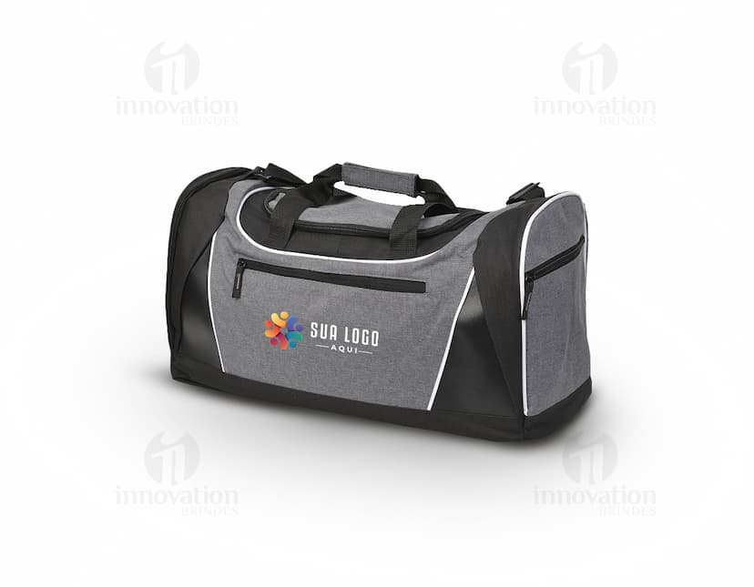 Mala esportiva de poliéster 300D com bolso em tecido resistente e durável, ideal para transportar roupas e acessórios. O design casual e moderno conta com fecho de zíper, detalhes em metal prateado e costuras reforçadas. Perfeita para viagens, academia ou uso no dia a dia.