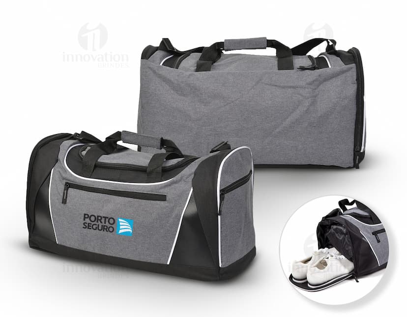 Mala esportiva de poliéster 300D com bolso em tecido resistente e durável, ideal para transportar roupas e acessórios. O design casual e moderno conta com fecho de zíper, detalhes em metal prateado e costuras reforçadas. Perfeita para viagens, academia ou uso no dia a dia.