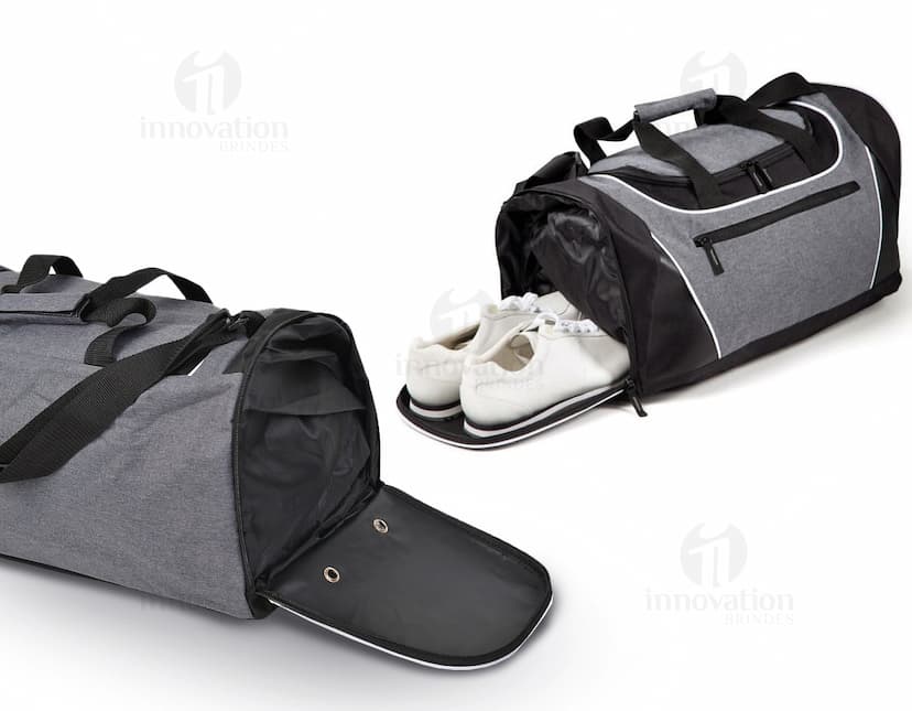 Mala esportiva de poliéster 300D com bolso em tecido resistente e durável, ideal para transportar roupas e acessórios. O design casual e moderno conta com fecho de zíper, detalhes em metal prateado e costuras reforçadas. Perfeita para viagens, academia ou uso no dia a dia.