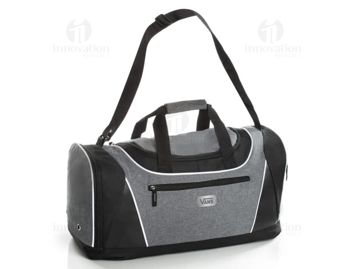 Mala esportiva de poliéster 300D com bolso em tecido resistente e durável, ideal para transportar roupas e acessórios. O design casual e moderno conta com fecho de zíper, detalhes em metal prateado e costuras reforçadas. Perfeita para viagens, academia ou uso no dia a dia.