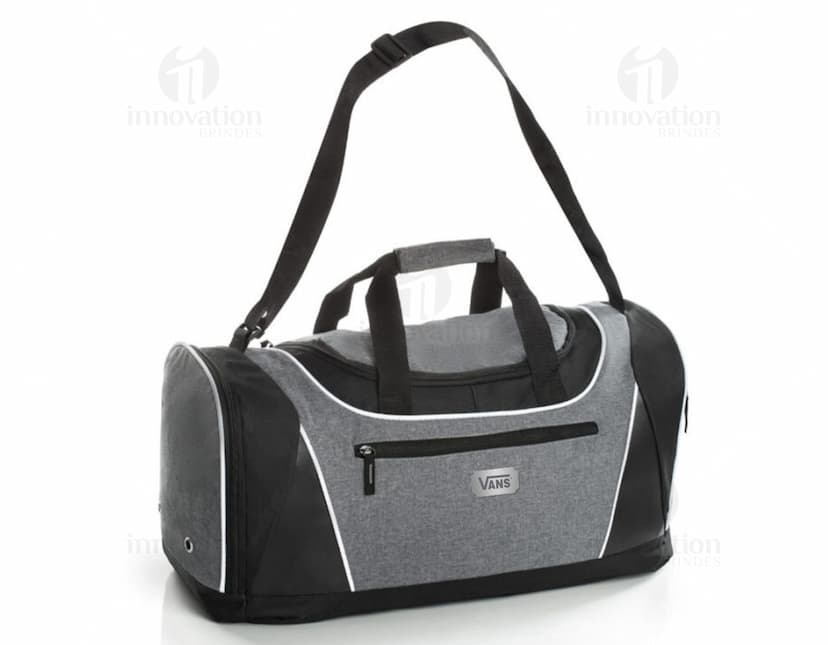 Mala esportiva de poliéster 300D com bolso em tecido resistente e durável, ideal para transportar roupas e acessórios. O design casual e moderno conta com fecho de zíper, detalhes em metal prateado e costuras reforçadas. Perfeita para viagens, academia ou uso no dia a dia.