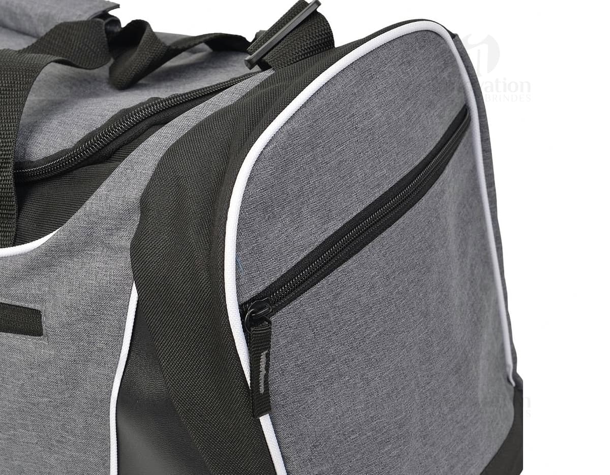 Mala esportiva de poliéster 300D com bolso em tecido resistente e durável, ideal para transportar roupas e acessórios. O design casual e moderno conta com fecho de zíper, detalhes em metal prateado e costuras reforçadas. Perfeita para viagens, academia ou uso no dia a dia.