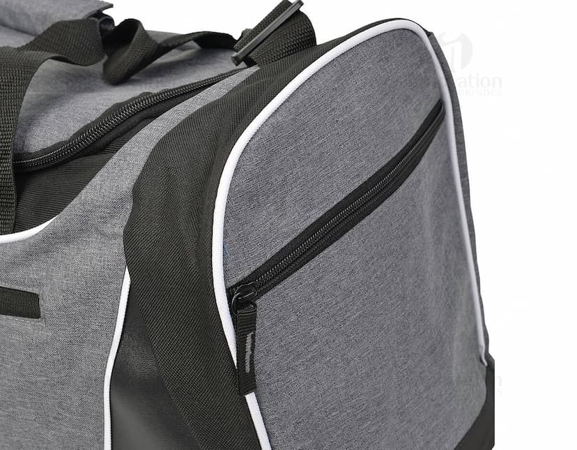 Mala esportiva de poliéster 300D com bolso em tecido resistente e durável, ideal para transportar roupas e acessórios. O design casual e moderno conta com fecho de zíper, detalhes em metal prateado e costuras reforçadas. Perfeita para viagens, academia ou uso no dia a dia.