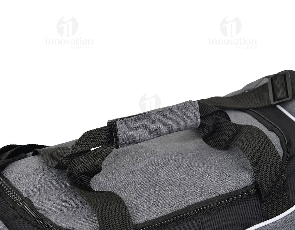 Mala esportiva de poliéster 300D com bolso em tecido resistente e durável, ideal para transportar roupas e acessórios. O design casual e moderno conta com fecho de zíper, detalhes em metal prateado e costuras reforçadas. Perfeita para viagens, academia ou uso no dia a dia.