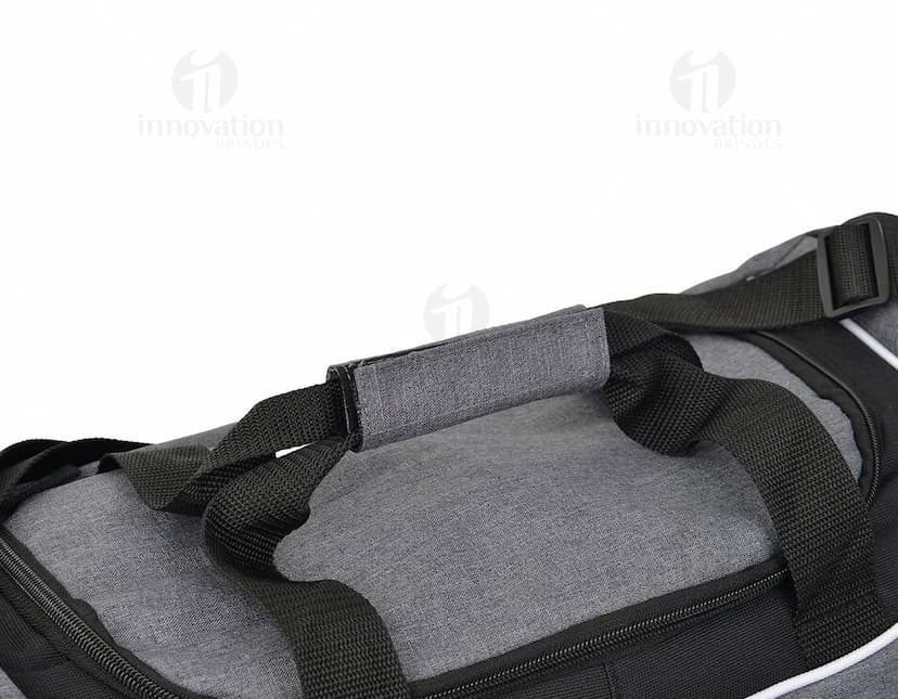 Mala esportiva de poliéster 300D com bolso em tecido resistente e durável, ideal para transportar roupas e acessórios. O design casual e moderno conta com fecho de zíper, detalhes em metal prateado e costuras reforçadas. Perfeita para viagens, academia ou uso no dia a dia.