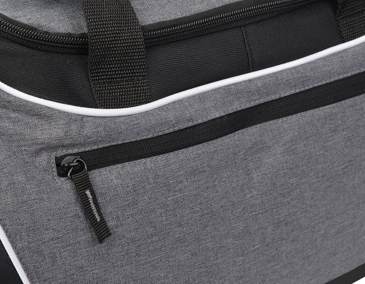 Mala esportiva de poliéster 300D com bolso em tecido resistente e durável, ideal para transportar roupas e acessórios. O design casual e moderno conta com fecho de zíper, detalhes em metal prateado e costuras reforçadas. Perfeita para viagens, academia ou uso no dia a dia.