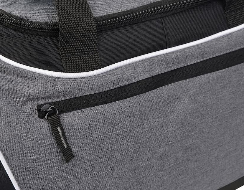 Mala esportiva de poliéster 300D com bolso em tecido resistente e durável, ideal para transportar roupas e acessórios. O design casual e moderno conta com fecho de zíper, detalhes em metal prateado e costuras reforçadas. Perfeita para viagens, academia ou uso no dia a dia.