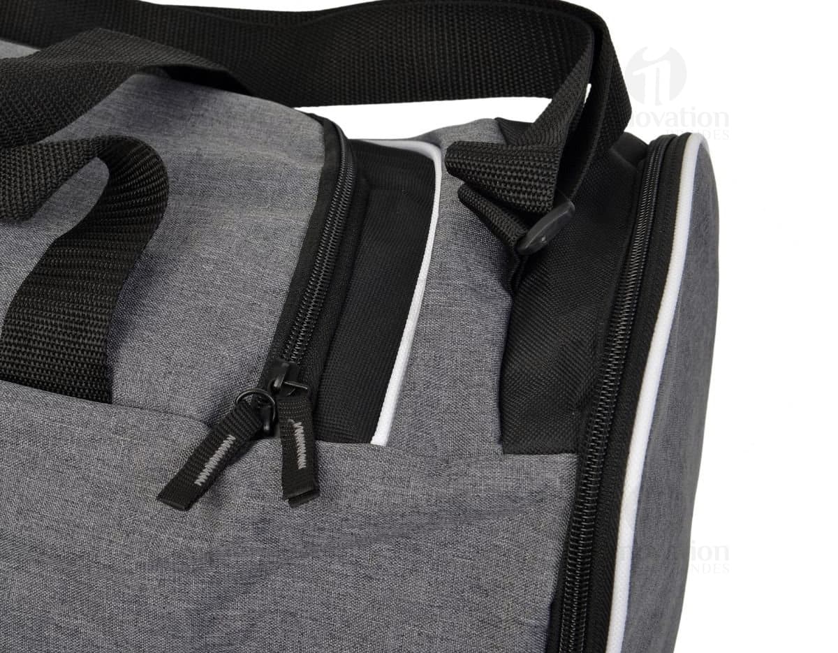 Mala esportiva de poliéster 300D com bolso em tecido resistente e durável, ideal para transportar roupas e acessórios. O design casual e moderno conta com fecho de zíper, detalhes em metal prateado e costuras reforçadas. Perfeita para viagens, academia ou uso no dia a dia.