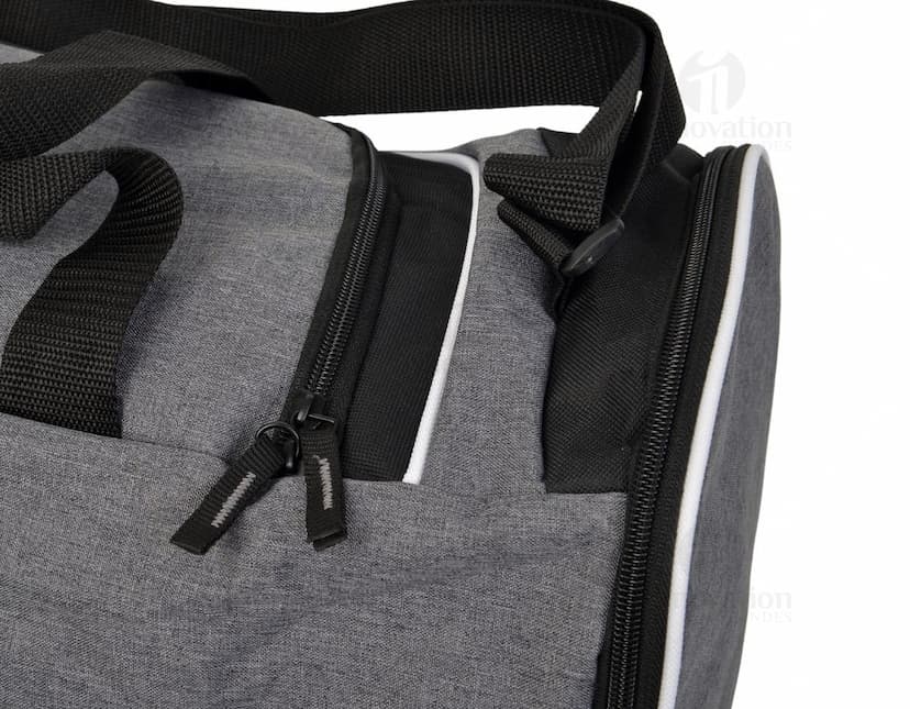 Mala esportiva de poliéster 300D com bolso em tecido resistente e durável, ideal para transportar roupas e acessórios. O design casual e moderno conta com fecho de zíper, detalhes em metal prateado e costuras reforçadas. Perfeita para viagens, academia ou uso no dia a dia.