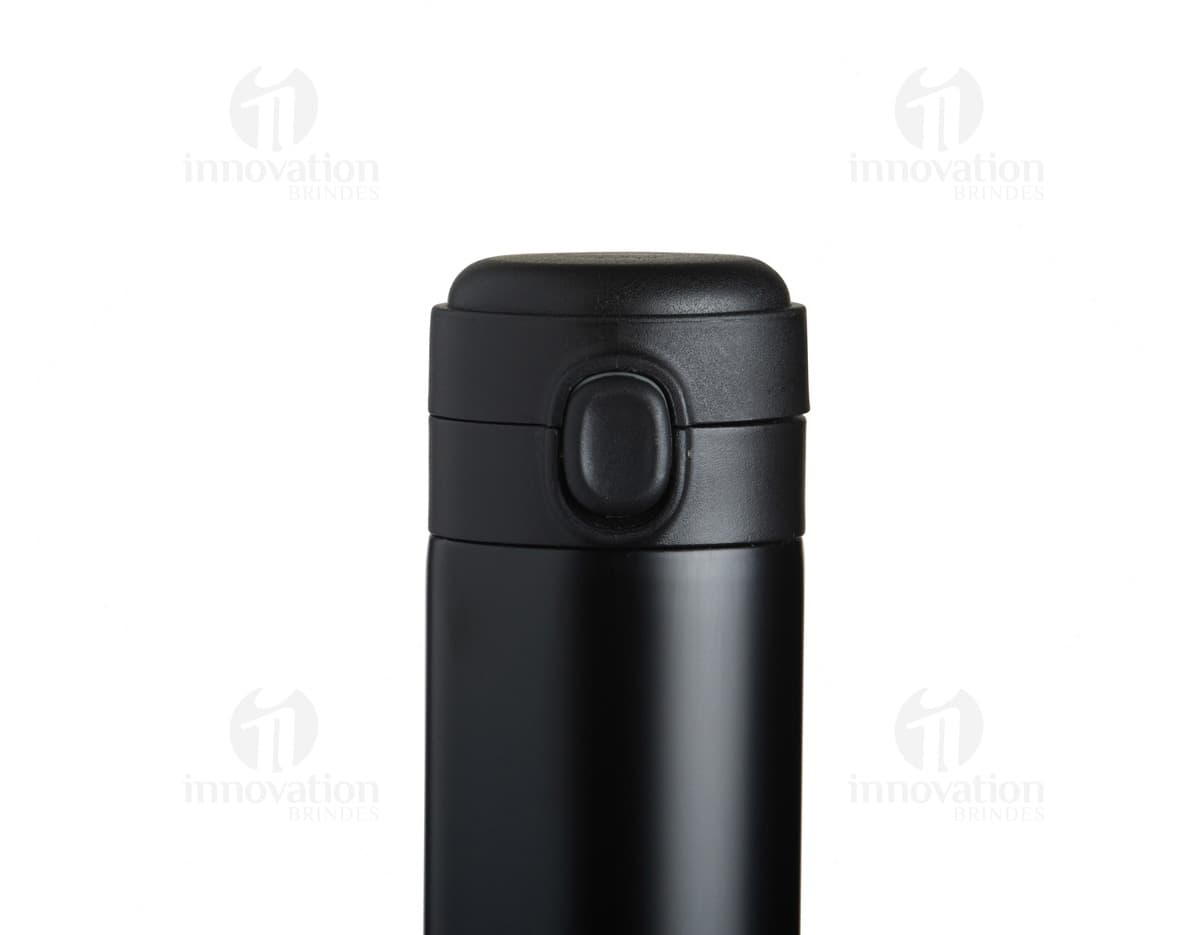 Garrafa térmica 400ml em metal prateado para manter suas bebidas frescas por mais tempo. Perfeita para viagens, academia e