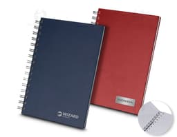 Caderno de capa dura preto aberto, com folhas em branco e um lápis sobre ele. Há também um papel e um fichário ao lado. A