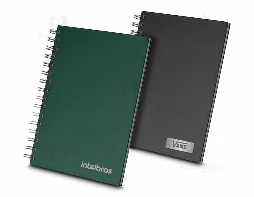 Caderno capa dura ideal para organizar suas notas e lembretes no escritório ou na escola. Feito com material de alta qualidade, é perfeito para manter suas ideias em ordem. Com design moderno e durável, este caderno é indispensável para quem busca praticidade e estilo. Adquira já o seu!