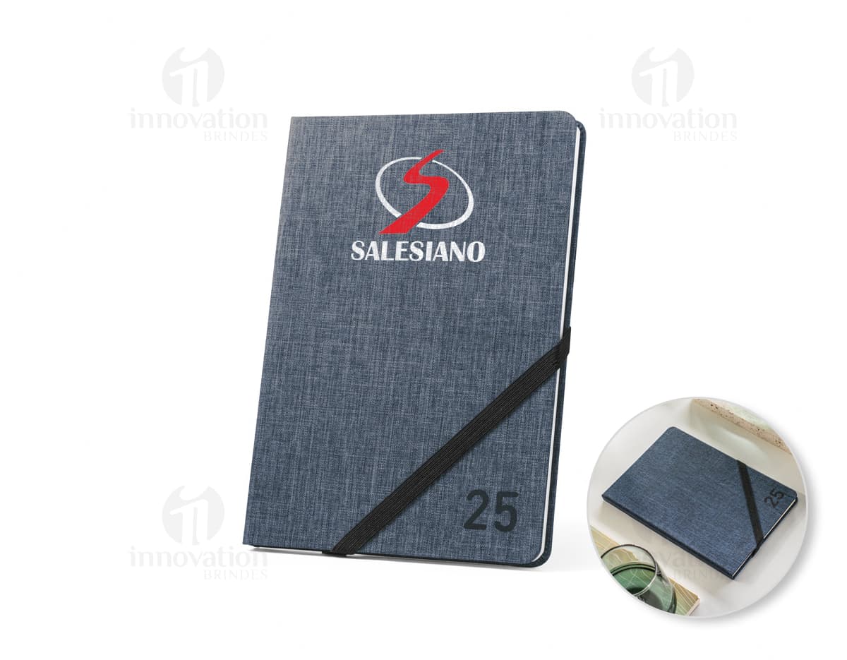 Agenda A5 feita de material reciclado PET, com elástico para fechamento.