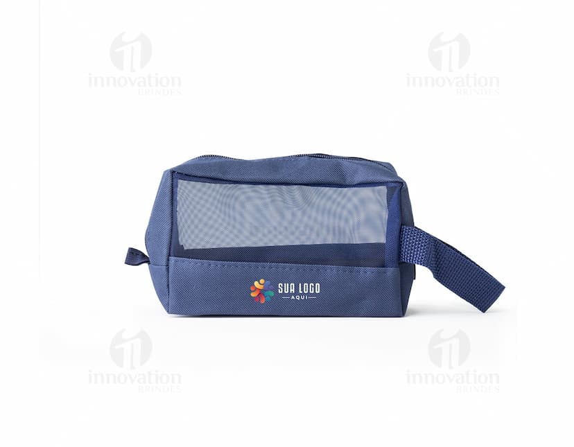 Nécessaire de Nylon com visor telado em cor preta e detalhes em dourado. Ideal para armazenar objetos pessoais, acessórios e produtos de higiene, combinando estilo moderno e praticidade.
