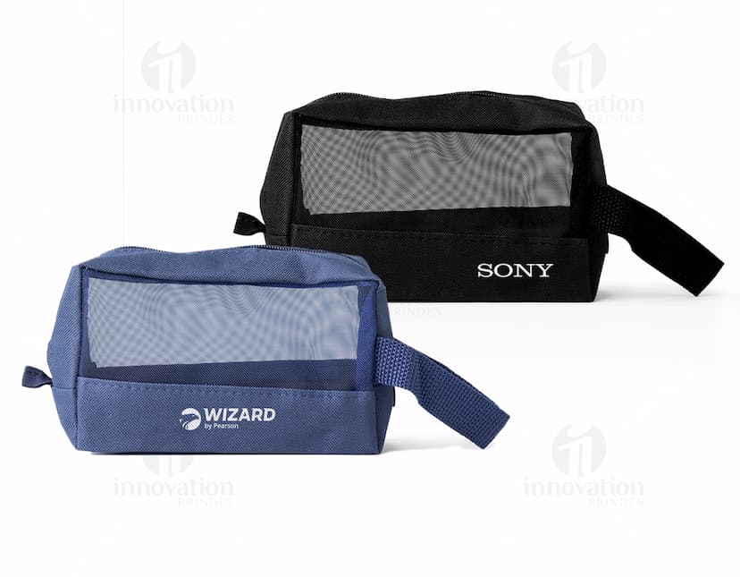 Nécessaire de Nylon com visor telado em cor preta e detalhes em dourado. Ideal para armazenar objetos pessoais, acessórios e produtos de higiene, combinando estilo moderno e praticidade.