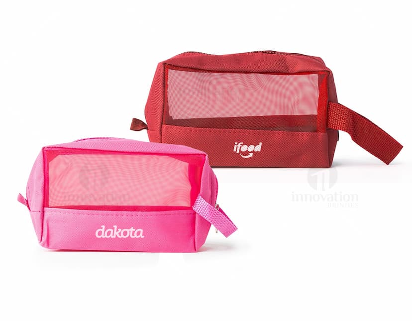 Nécessaire de Nylon com visor telado em cor preta e detalhes em dourado. Ideal para armazenar objetos pessoais, acessórios e produtos de higiene, combinando estilo moderno e praticidade.
