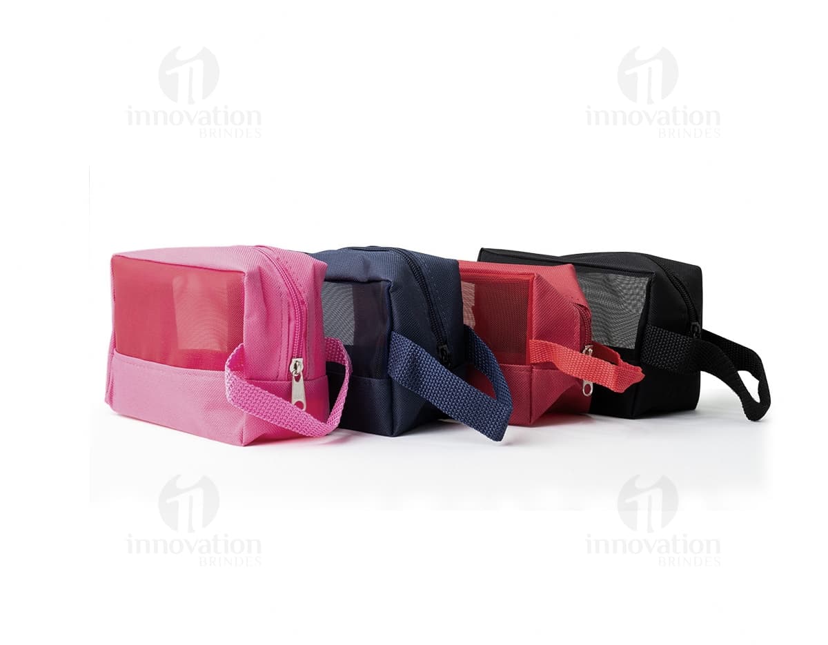 Nécessaire de Nylon com visor telado em cor preta e detalhes em dourado. Ideal para armazenar objetos pessoais, acessórios e produtos de higiene, combinando estilo moderno e praticidade.