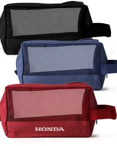 Homem de negócios sorrindo e segurando uma nécessaire de nylon preta com visor telado e zíper, em um escritório moderno e elegante.