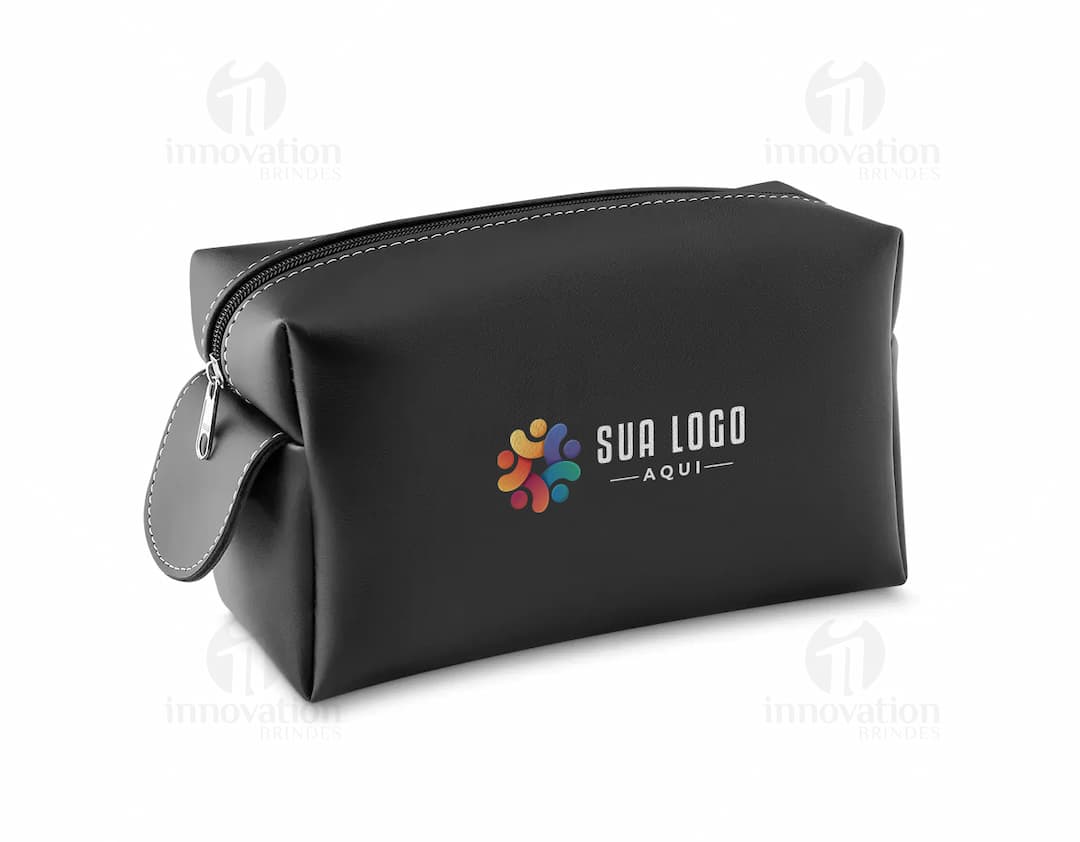 Nécessaire de couro sintético preto elegante para quem busca sofisticação e praticidade. Perfeito para organizar seus acessórios com estilo e elegância. Ideal para uso pessoal ou profissional. Garanta já o seu!