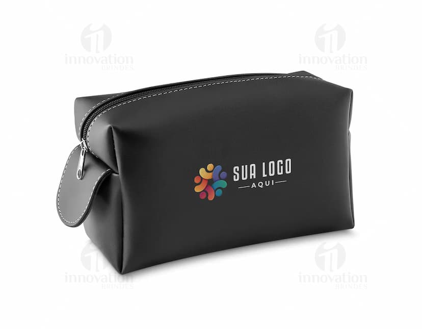 Nécessaire de couro sintético preto de alta qualidade para guardar seus objetos pessoais com elegância e praticidade. Ideal para o dia a dia ou viagens, este acessório moderno e versátil combina estilo e funcionalidade. Adquira já o seu!