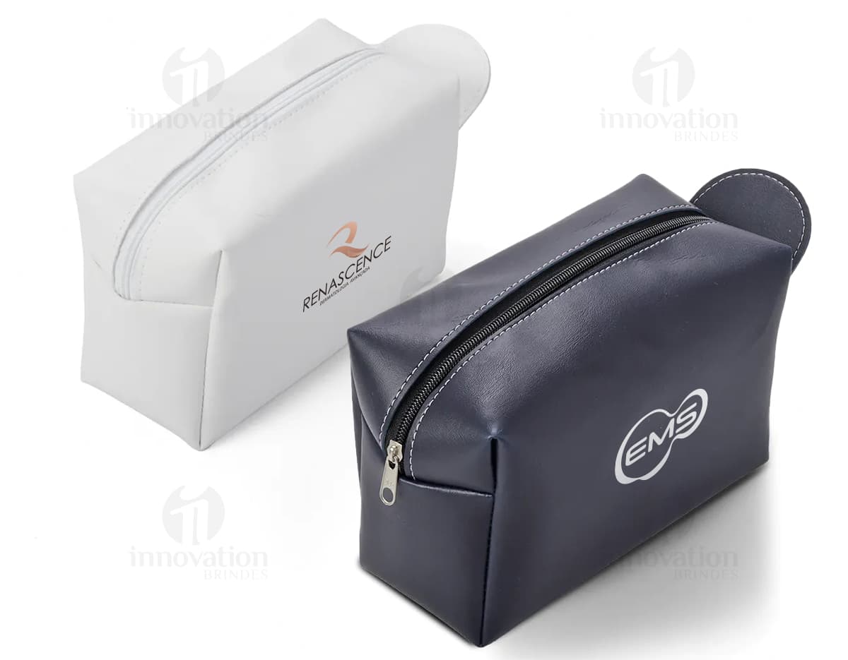 Necessaire de couro sintético preto para manter seus pertences organizados com estilo. Perfeita para viagens ou uso diário. Garanta já a sua!