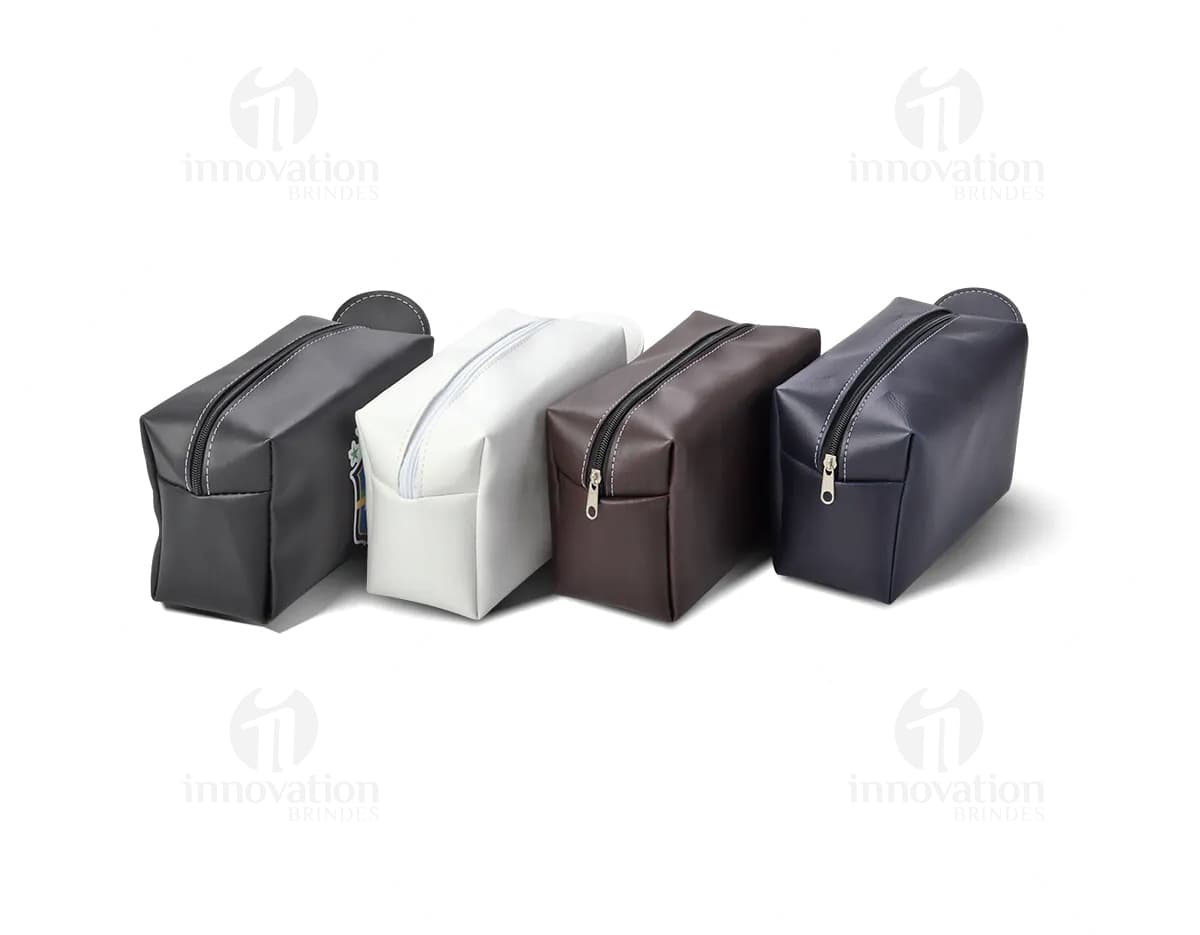 Nécessaire de couro sintético preto moderno e elegante para organizar seus pertences com estilo e praticidade. Ideal para viagens e uso no dia a dia. Adquira já o seu!