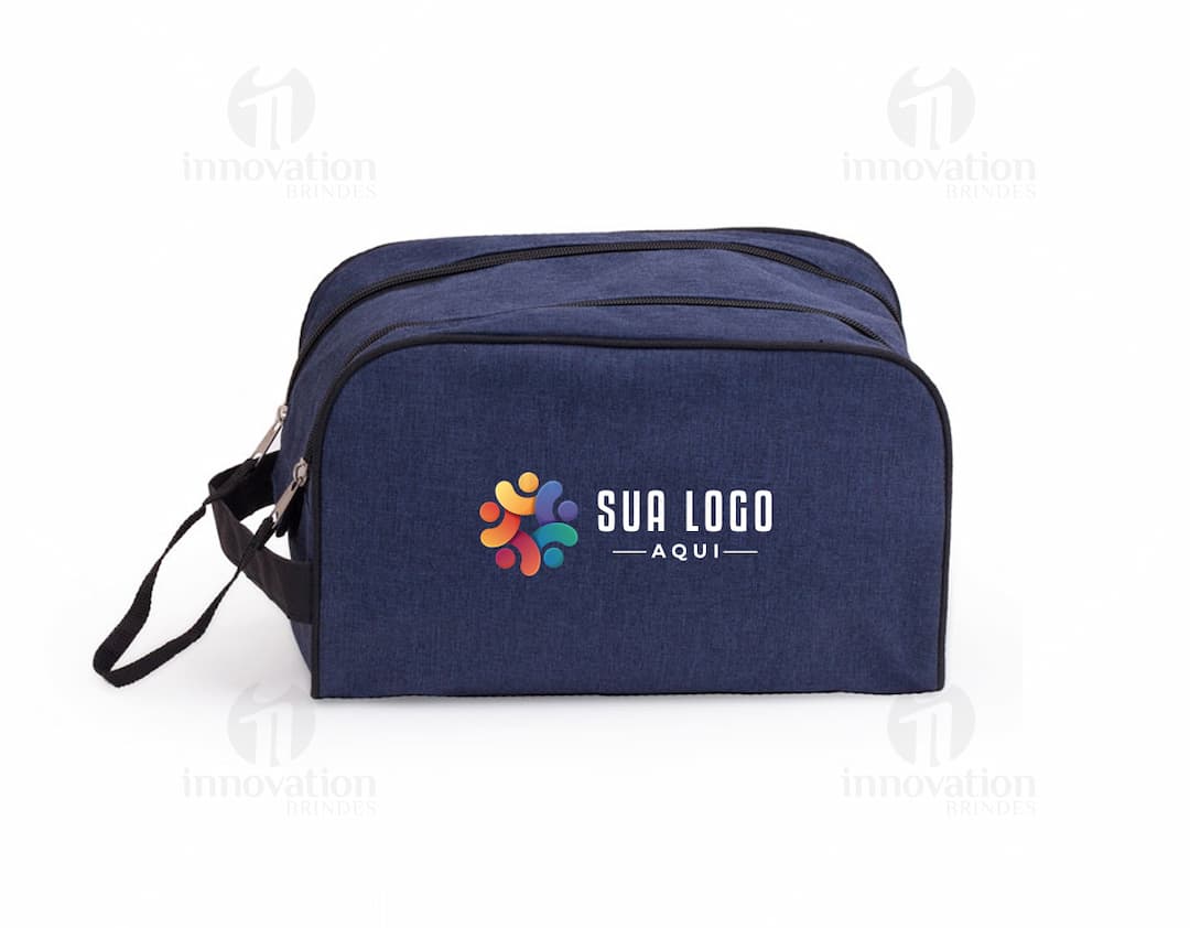 Nécessaire de Poliéster preta com zíper duplo, ideal para armazenar objetos e acessórios de moda. O design moderno e elegante do produto combina estilo e funcionalidade. Fabricado em material durável e resistente, proporcionando conforto e praticidade no dia a dia.