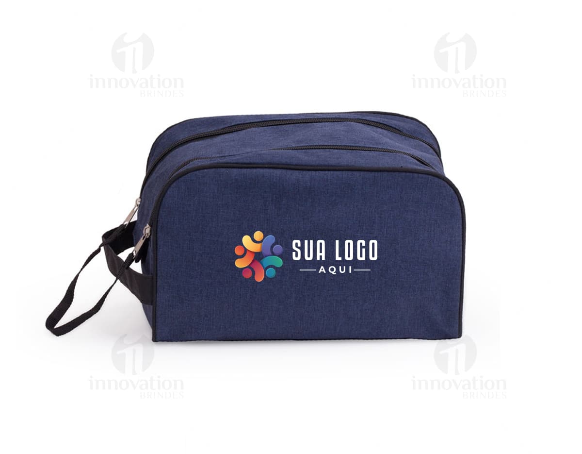 Nécessaire de Poliéster preta com zíper duplo, ideal para armazenar objetos e acessórios de moda. O design moderno e elegante do produto combina estilo e funcionalidade. Fabricado em material durável e resistente, proporcionando conforto e praticidade no dia a dia.