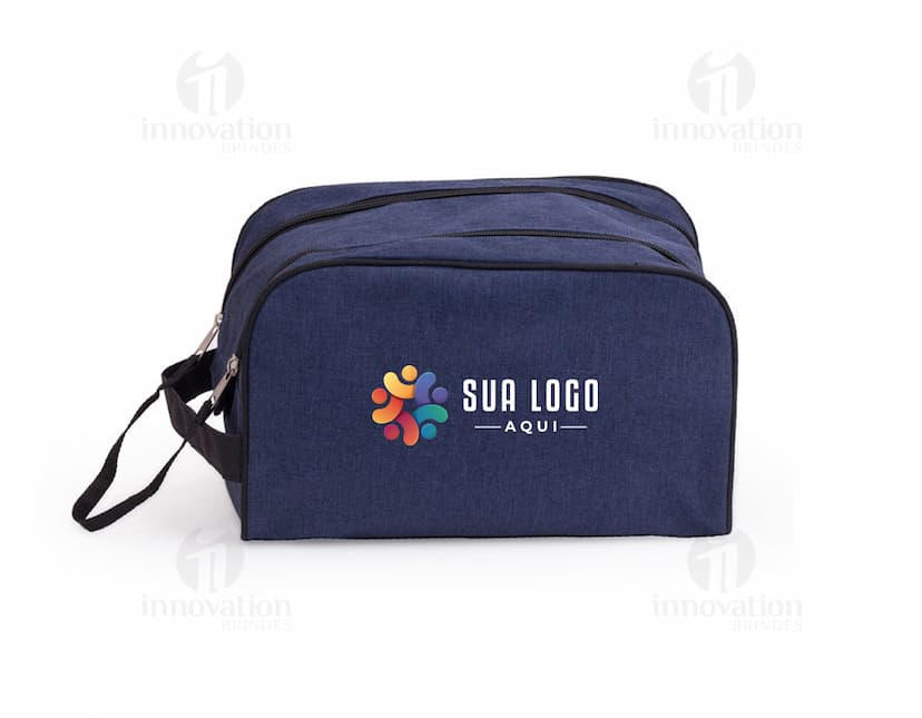 Nécessaire de Poliéster preta com zíper duplo, ideal para armazenar objetos e acessórios de moda. O design moderno e elegante do produto combina estilo e funcionalidade. Fabricado em material durável e resistente, proporcionando conforto e praticidade no dia a dia.
