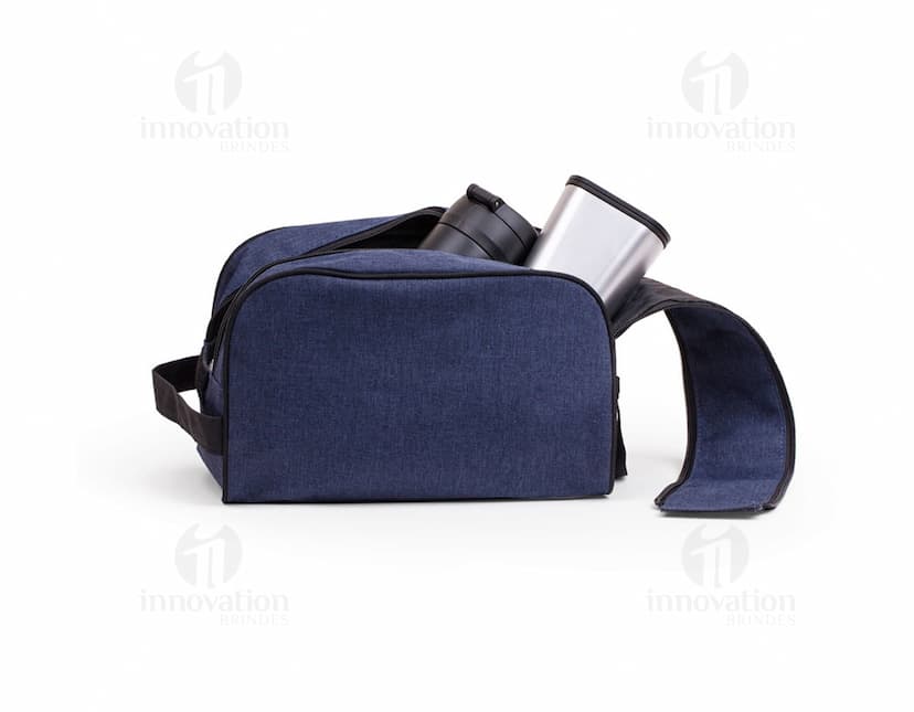 Nécessaire de Poliéster preta com zíper duplo, ideal para armazenar objetos e acessórios de moda. O design moderno e elegante do produto combina estilo e funcionalidade. Fabricado em material durável e resistente, proporcionando conforto e praticidade no dia a dia.