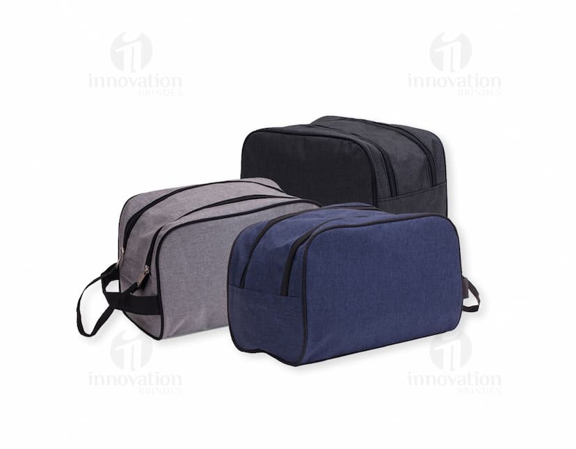 Nécessaire de Poliéster preta com zíper duplo, ideal para armazenar objetos e acessórios de moda. O design moderno e elegante do produto combina estilo e funcionalidade. Fabricado em material durável e resistente, proporcionando conforto e praticidade no dia a dia.