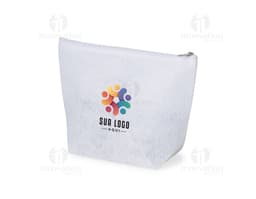 Envelope, container e papel de notepad em branco sobre uma mesa, ao lado de um caderno, folder, e bloco de notas vazio.