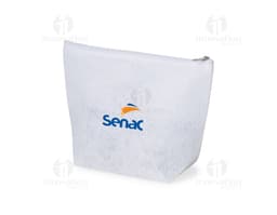 Envelope, container e papel de notepad em branco sobre uma mesa, ao lado de um caderno, folder, e bloco de notas vazio.