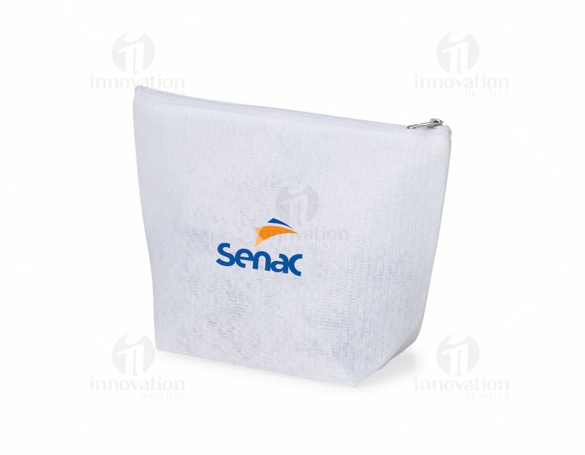 Envelope, container e papel de notepad em branco sobre uma mesa, ao lado de um caderno, folder, e bloco de notas vazio. Objeto de mensagem vazio em um escritório de negócios. Configuração de escritório com itens de papelaria e embalagem de presentes.