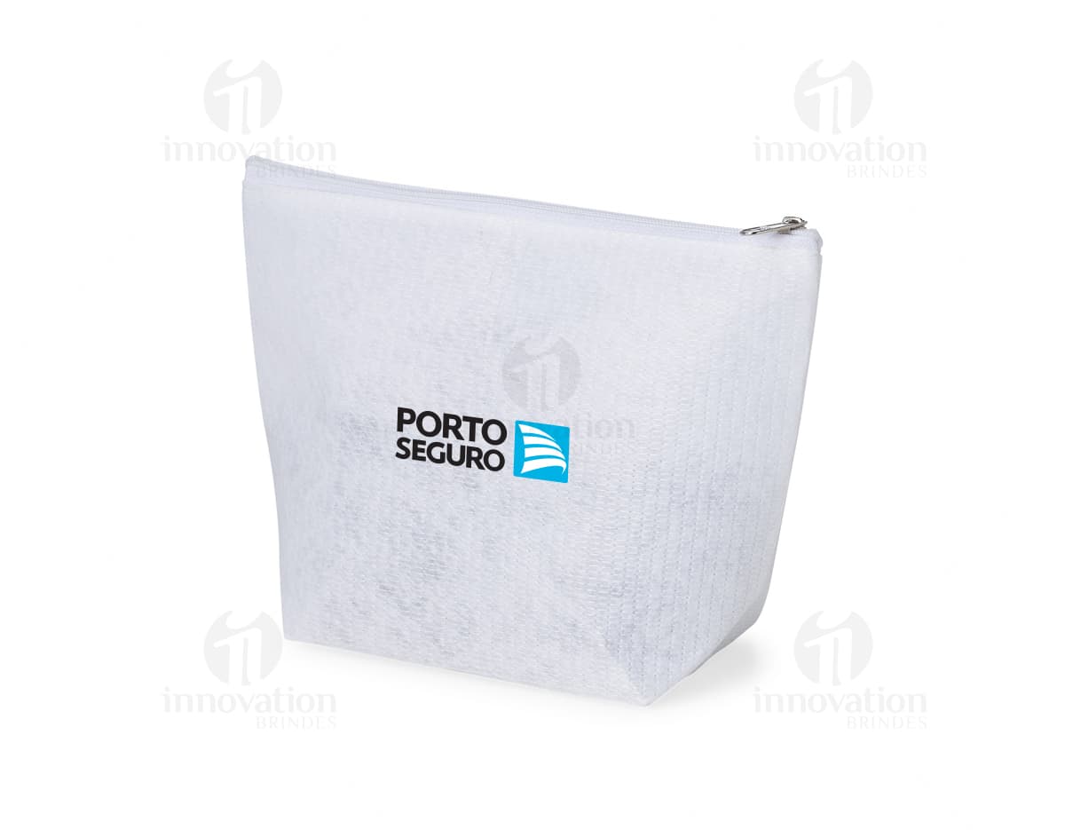 Envelope, container e papel de notepad em branco sobre uma mesa, ao lado de um caderno, folder, e bloco de notas vazio. Objeto de mensagem vazio em um escritório de negócios. Configuração de escritório com itens de papelaria e embalagem de presentes.
