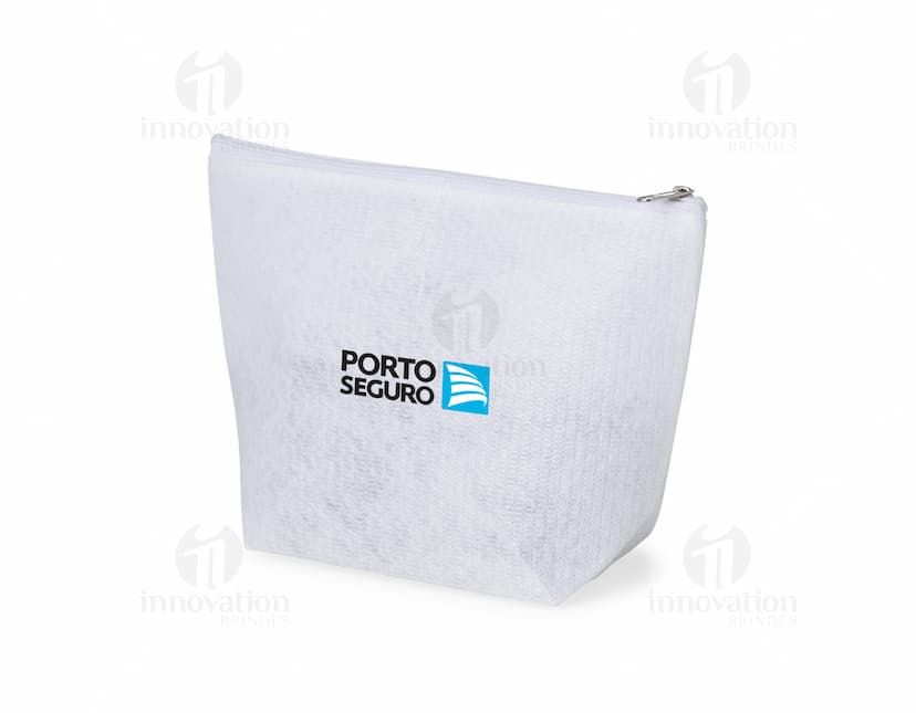 Envelope, container e papel de notepad em branco sobre uma mesa, ao lado de um caderno, folder, e bloco de notas vazio. Objeto de mensagem vazio em um escritório de negócios. Configuração de escritório com itens de papelaria e embalagem de presentes.