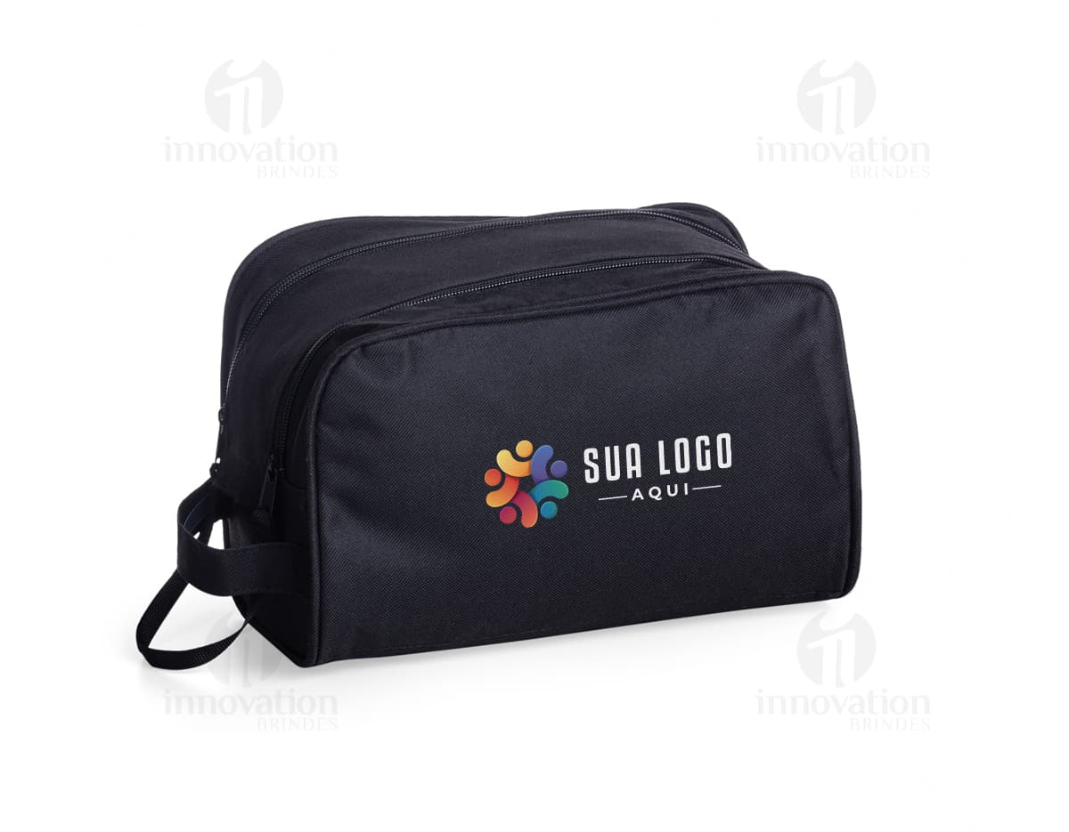 Nécessaire de poliéster preto para um estilo moderno e elegante. Perfeito para viagens ou uso diário, este acessório de luxo é ideal para organizar e armazenar seus pertences pessoais com praticidade e sofisticação. Adquira já o seu!