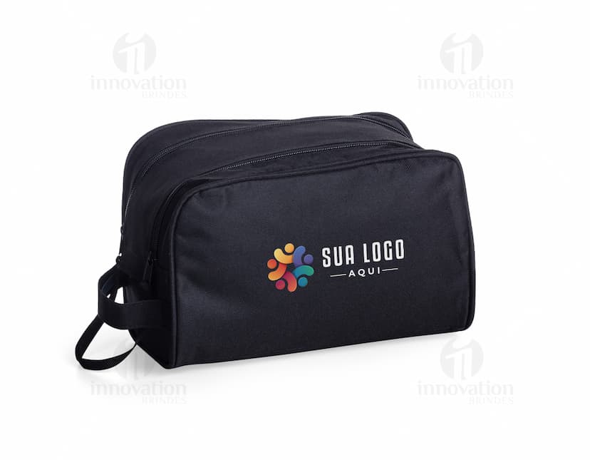 Nécessaire de poliéster preto para um estilo moderno e elegante. Perfeito para viagens ou uso diário, este acessório de luxo é ideal para organizar e armazenar seus pertences pessoais com praticidade e sofisticação. Adquira já o seu!