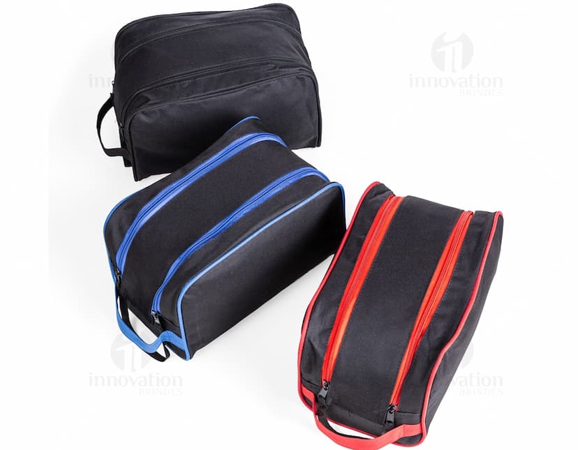 Nécessaire de poliéster preto para viagens e negócios modernos. Compacto e elegante, ideal para armazenar dinheiro, cartões e acessórios pessoais. Prático e sofisticado, perfeito para quem busca praticidade e estilo. Adquira já o seu!
