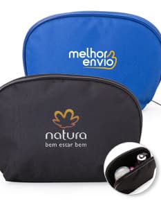 Nécessaire de Nylon Prática preta em formato horizontal, com textura moderna e brilhante. Feita em nylon, é um acessório de moda elegante e funcional, ideal para armazenar itens de higiene pessoal e cuidados médicos.