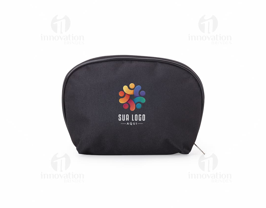 Nécessaire de Nylon Prática preta em formato horizontal, com textura moderna e brilhante. Feita em nylon, é um acessório de moda elegante e funcional, ideal para armazenar itens de higiene pessoal e cuidados médicos.