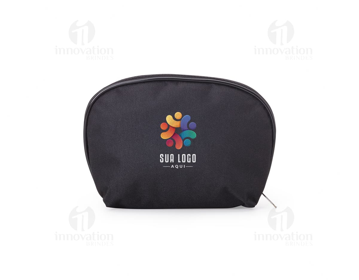 Nécessaire de Nylon Prática preta em formato horizontal, com textura moderna e brilhante. Feita em nylon, é um acessório de moda elegante e funcional, ideal para armazenar itens de higiene pessoal e cuidados médicos.